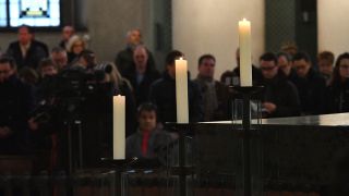 Kerzen brennen am 20.12.2016 in Berlin in der St.-Hedwigs-Kathedrale bei einem Gedenkgottesdienst für die Opfer des mutmaßlichen Anschlags auf dem Weihnachtsmarkt am Breitscheidplatz (Quelle: dpa/Paul Zinken)