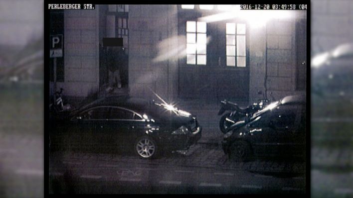 Bilder der Überwachungskamera vor dem Fussil-Moschee-Verein (Quelle: rbb/Berliner Polizei)