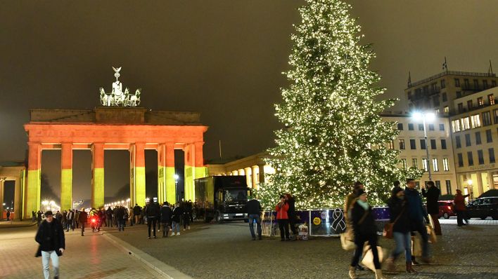 Das Brandenburger Tor leuchtet am 20.12.2016 in Berlin nach dem Anschlag auf dem Weihnachtsmarkt am Breitscheidplatz in den deutschen Nationalfarben «schwarz - rot - gold». (Quelle: dpa/Paul Zinken)