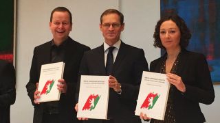Klaus Lederer, Michael Müller und Ramona Pop halten den unterschriebenen Koalitionsvertrag in die Kamera (Quelle: rbb/Nolte)