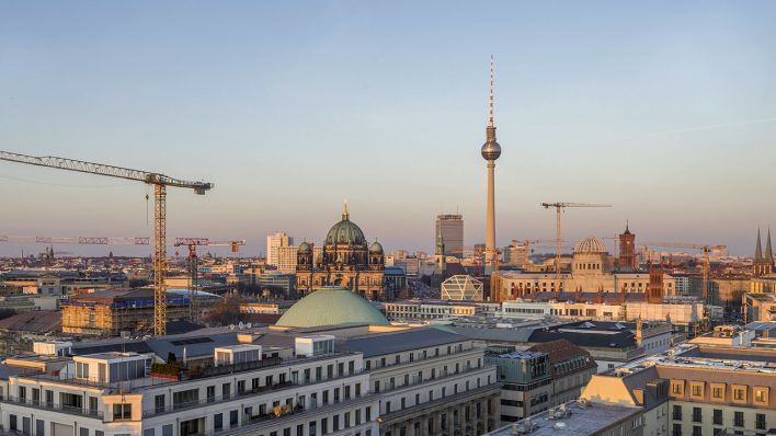 Blick über die Dächer und Baukräne in Berlin (Quelle: imago/Westend61)