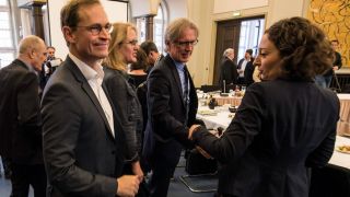 Berlins Regierender Bürgermeister Michael Müller (SPD) begrüßt Mitglieder der Verhandlungsfraktionen (Quelle: imago / Christian Ditsch)