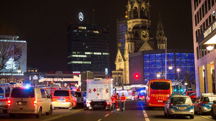 Nach einem Terroranschlag mit einem LKW auf dem Berliner Weihnachtsmarkt an der Gedächtniskirche sind am 19.12.2016 zahlreiche Rettungswagen vor Ort. (Quelle: imago/Christian Mang)