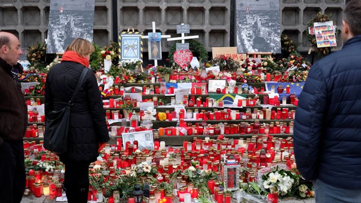 Zum Gedenken an die Anschlagsopfer von Berlin stehen am 05.02.2017 Blumen und Kerzen vor der Gedächtniskirche. (Quelle: dpa/Rainer Jensen)