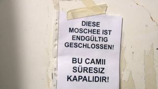 An der Tür der Fussilet-Moschee hängt am 20.2.17 ein Schild: "Diese Moschee ist endgültig geschlossen!" (Quelle: rbb-Abendschau)