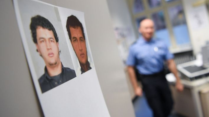 Fahndungsfotos von Anis Amri auf einer Polizeiwache (Quelle: dpa/Arne Dedert)