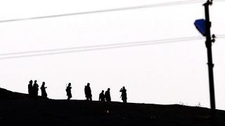 Archivbild: Mitglieder des Islamischen Staats auf einem Hügel (Quelle: dpa/EPA/SEDAT SUNA)