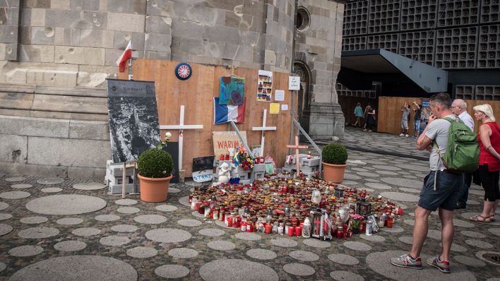 Am 18.08.2017 gedenken Menschen den Terroropfern am Breitscheidplatz in Berlin. (Quelle: dpa/Andrea Ronchini)