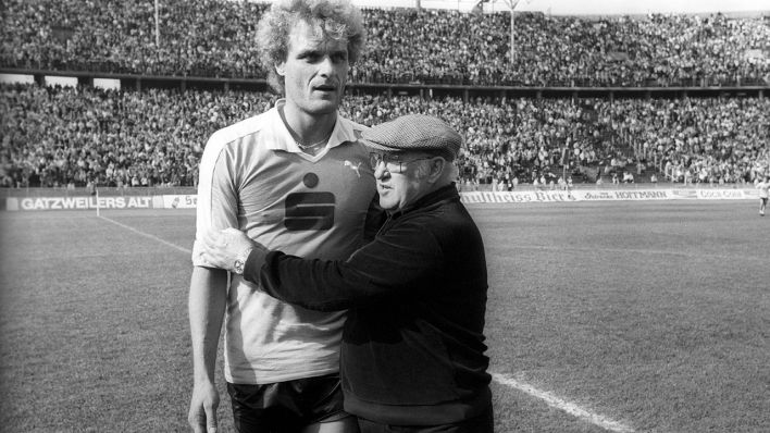 Der damalige Hertha-Trainer Helmut Kronsbein umarmt am 31.05.1980 seinen Spieler Uwe Kliemann (Quelle: imago/Sportfoto Rudel)