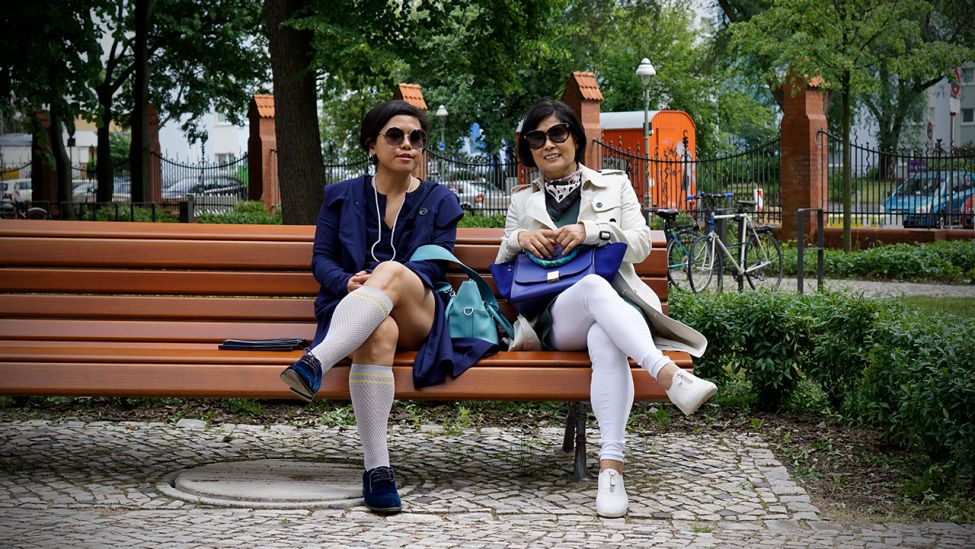 Die chinesische Psychologieprofessorin Li BoBo (rechts) und ihre Tochter Li Qing besichtigen am 23.06.17 eine neue Eigentumswohnung in Berlin-Charlottenburg - hier machen sie kurz Pause im Garten vor dem Gebäude (Quelle: rbb|24 / Schneider).