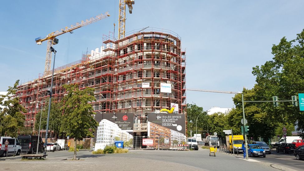 Blick auf die Baustelle des Wohnungsprojektes "Carré Voltaire" in der Kurfürstenstraße in Berlin-Mitte, am 20.06.17 (Quelle: rbb|24 / Schneider).