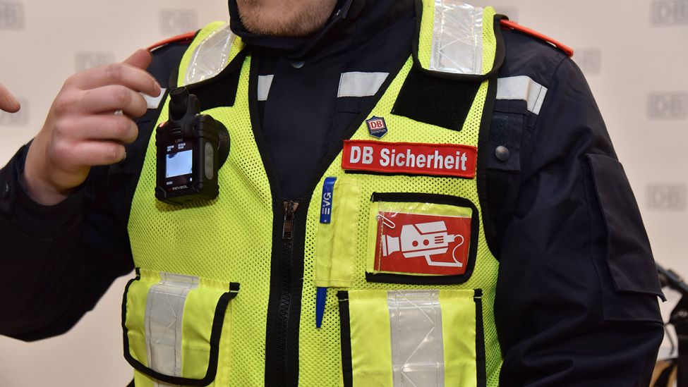 Ein, mit einer Kamera ausgestatteter DB-Sicherheitsmitarbeiter (Quelle: Horst Galuschka/ dpa)
