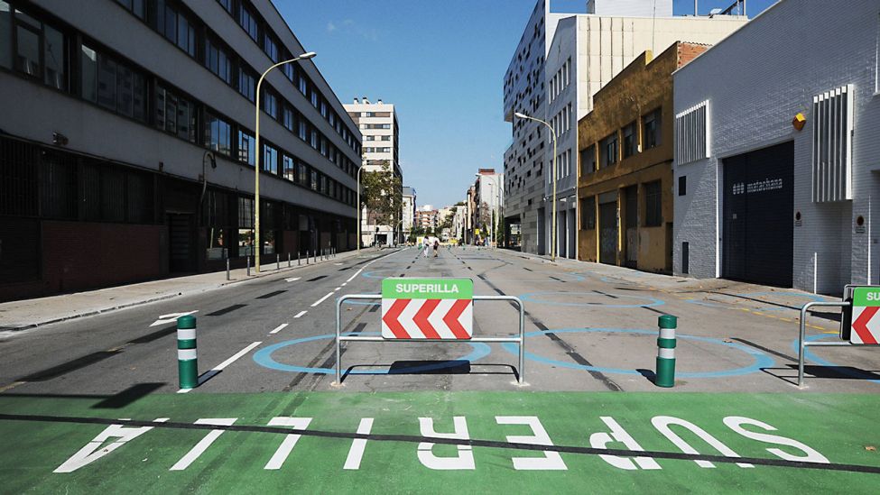Im Stadtteil El Poblenou in Barcelona entstehen derzeit so genannte "Superblocks". Autos müssen diesen Block umfahren (Quelle: imago/Christian Franz Tragni)