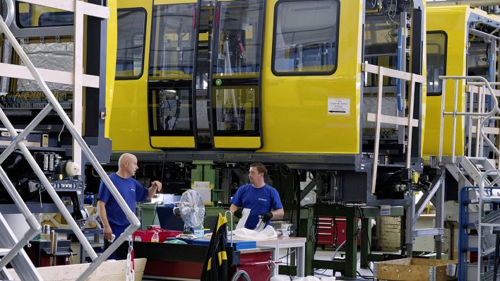In der Werkshalle von Stadler Pankow Schienenfahrzeugbau werden U-Bahnwagen gefertigt. (Quelle: imago/Jürgen Heinrich)
