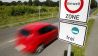 Die grüne Plakette für die Umweltzone hängt am 18.06.2014 in Dinslaken (Nordrhein-Westfalen) an einem Verkehrsschild (Quelle: dpa/RolandWeihrauch)