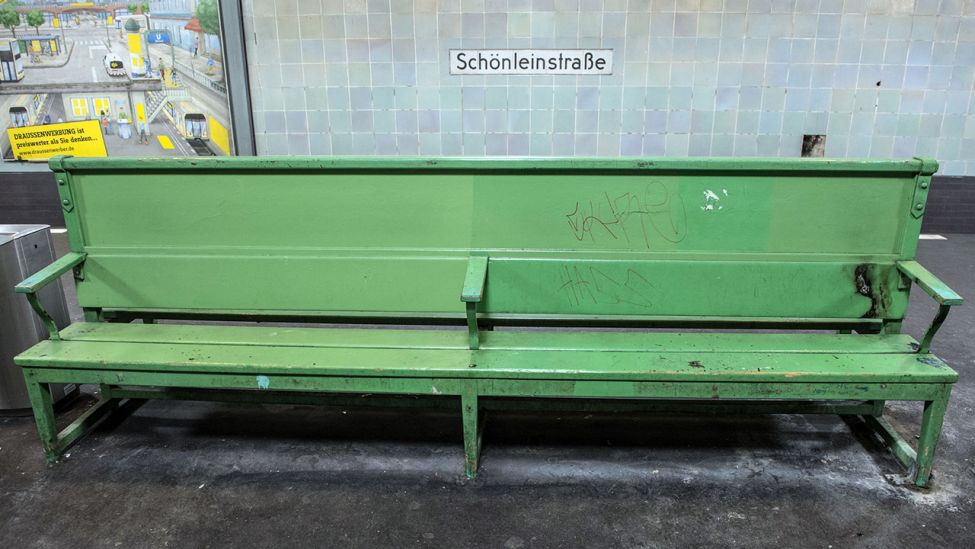 Die Bank im U-Bahnhof Schönleinstraße auf der im Dezember 2016 ein Obdachloser angezündet worden ist (Quelle: Paul Zinken/ dpa)