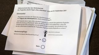 Nach der offiziellen Schließung der Wahllokale liegt am 24.09.2017 in Berlin in einem Wahlbezirk ein Stimmzettel für das Volksbegehren zur Offenhaltung vom Flughafen Tegel auf einem Tisch (Quelle: Paul Zinken/dpa).