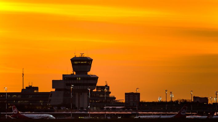 Flughafen Tegel bei Sonnenuntergang (dpa/Robert Schlesinger)