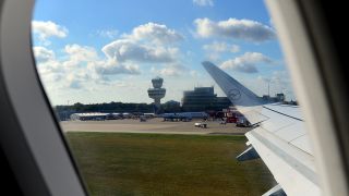 Der Flughafen Tegel von einem Flugzeug an der Startbahn aus gesehen (Quelle: dpa/Maurizio Gambarini)