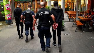 Polizisten führen am 23.05.2017 in Berlin am Kottbusser Tor festgenommene mutmaßliche Taschendiebe ab (Quelle: dpa/ Paul Zinken)