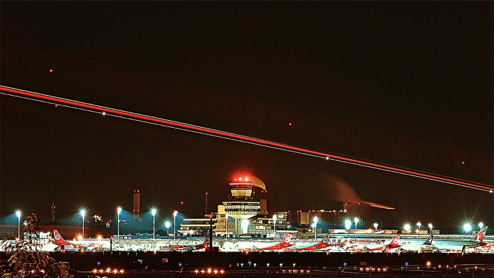 Ein Flugzeug landet am 04.09.2017 in Berlin am Abend auf dem Flughafen Tegel. (Quelle: dpa/Paul Zinken)