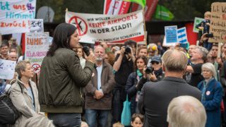 Die Schauspielerin Jasmin Tabatabai bei einer Kundgebung gegen den Flughafen Tegel an der Urania in Berlin-Schöneberg (Quelle: imago/Christian Ditsch)