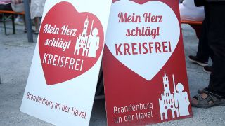 Infostand mit Schildern gegen die geplante Kreisreform auf einer Wahlkampfveranstaltung der CDU am 29. August 2017 in Brandenburg an der Havel (Quelle: imago/Martin Müller)