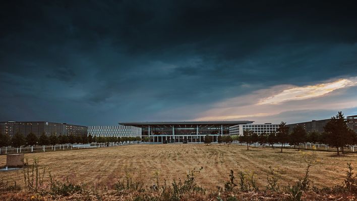 Das Gelände des Flughafen Willy Brandt Berlin Brandenburg "BER" in Schönefeld bei Sonnenaufgang. (Quelle: dpa/Schlesinger)