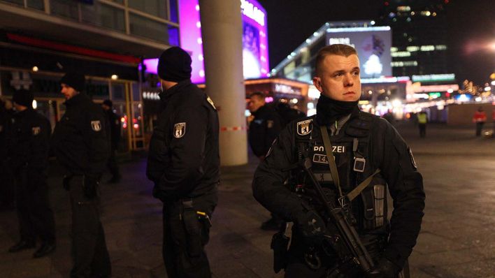 Polizisten am Breitscheidplatz unmittelbar nach dem Anschlag am 19.12.12016 (Quelle: ZUMA Wire/Omer Messinger)