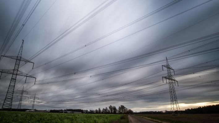 Stromleitungen vor dem Hintergrund dichter Sturmwolken (Quelle: dpa/Patrick Pleul)