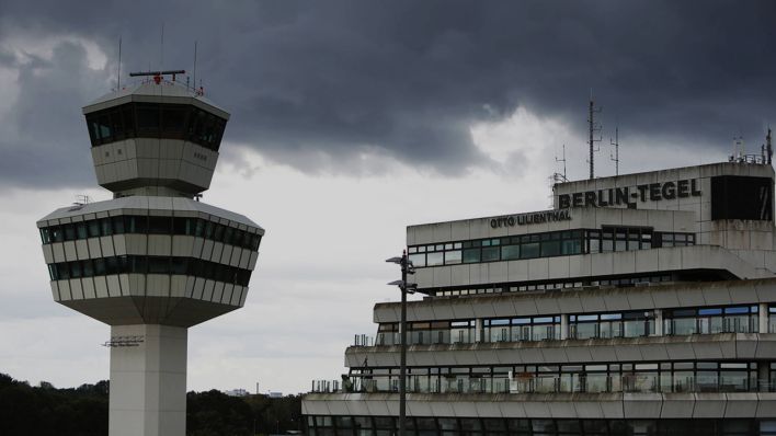 Symbolbild: Der Tower und das Hauptterminal des tegeler Flughafens unter grauen Wolken. (Quelle: imago/Michael Täger)