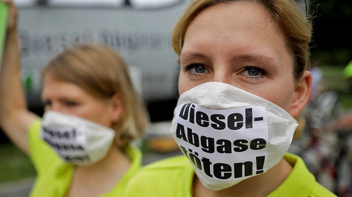 Eine Demonstrantin trägt am 02.08.2017 in Berlin, bei einer Demonstration vor dem im Bundesverkehrsministerium stattfindenden «Diesel-Gipfel» (Quelle: dpa/Kay Nietfeld)