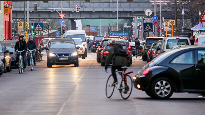 Autofahrer und Radfahrer am Kottbusser Tor (Quelle: dpa/Wolfram Steinberg)