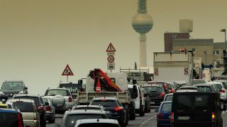 Dichter Verkehr herrscht auf der Lichtenberger Brücke in Berlin. (Quelle: dpa/Soeren Stache)
