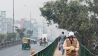 Ein Fußgänger hat in Neu Dheli ein Tuch über Mund und nase gezogen, um sich vor dem Smog zu schützen (Quelle: dpa/Pacific Press/Irynka Hromotska)