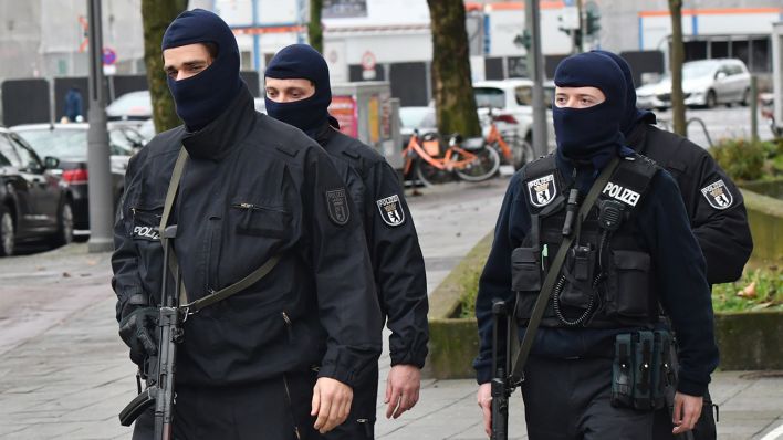 Polizisten nehmen am 14.12.2017 in Berlin an einer Razzia gegen Islamisten teil. (Quelle: dpa/Paul Zinken)