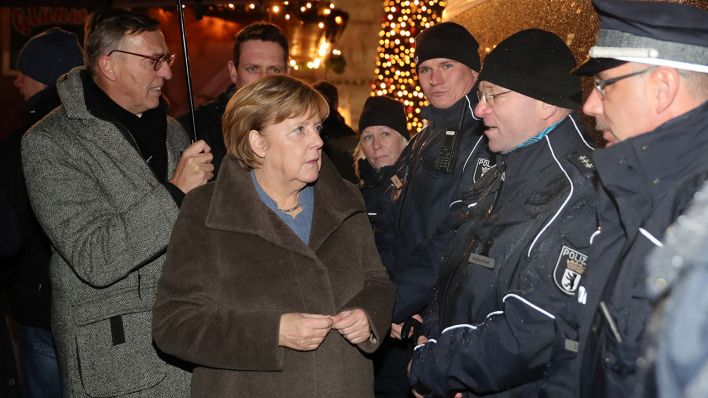 Bundeskanzlerin Angela Merkel (CDU) besucht den Weihnachtsmarkt auf dem Breitscheidplatz. (Quelle: dpa/Michael Kappeler)