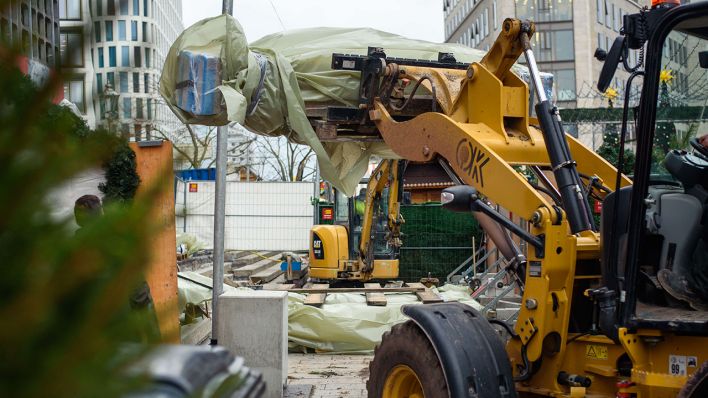 Ein Bagger transportiert am 06.12.2017 in Berlin gravierte Betonstufen für die Gedenkstätte des Terroranschlags vom Breitscheidplatz. (Quelle: dpa/Gregor Fischer)