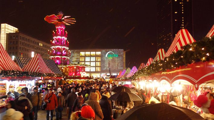 Weihnachtsmarkt auf dem Berliner Alexanderplatz am 03.12.2017. (Quelle: imago/Ina Peek)