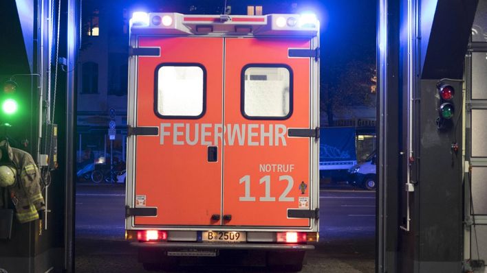 Rettungswagen der Berliner Feuerwehr rückt von der Feuerwache Kreuzberg zu einem Einsatz aus (Quelle: imago/Seeliger)