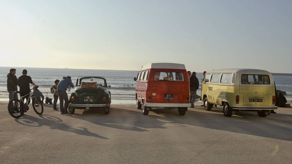 Alte Autos stehen an der Strandpromenade in Porto, Portugal (Quelle: imago/GlobalImagens)