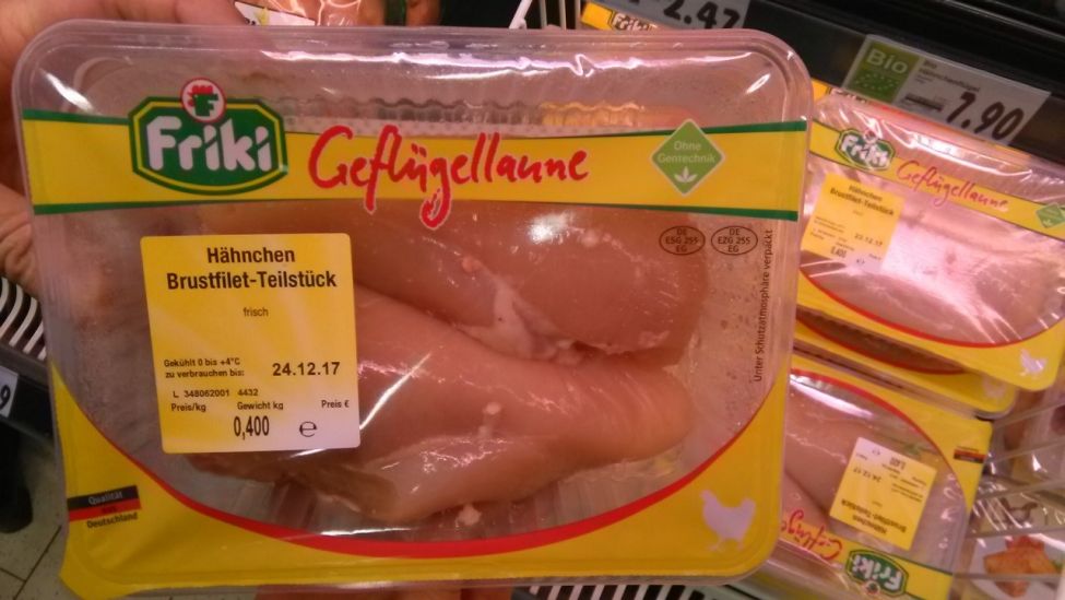 Hähnchenbrustfilet der Firma Friki, die auch in Storkow schlachtet, in einem Kühlregal der Kaufland-Filiale in Berlin-Tempelhof, aufgenommen am 20.12.17 (Quelle: rbb|24 / Rehmann).