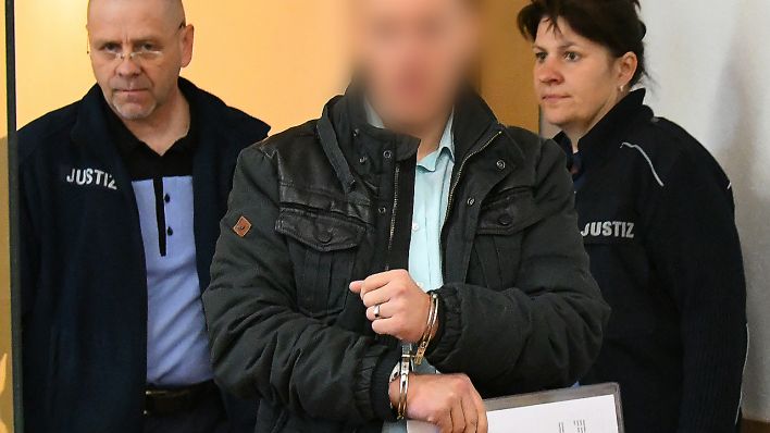Archivbild: Mit Handschellen bringen Justizbeamte am 10.05.2017 in Neuruppin (Brandenburg) den 34-Jährigen Meik E. in den Gerichtssaal. (Quelle: dpa/Bernd Settnik)