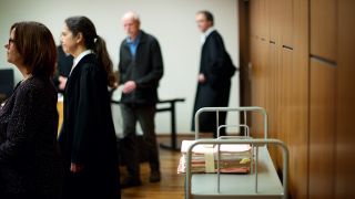 Symbolbild: Richter und Schöffen betreten am Bochumer Landgericht den Verhandlungssaal (Bild: dpa/Volker Hartmann)