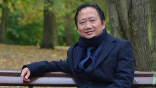 Trinh Xuan Thanh, ein Geschäftsmann und ehemaliger Funktionär von Vietnams Kommunistischer Partei (KP), sitzt in Berlin auf einer Parkbank (undatierte Aufnahme). (Quelle: dpa/Privat)
