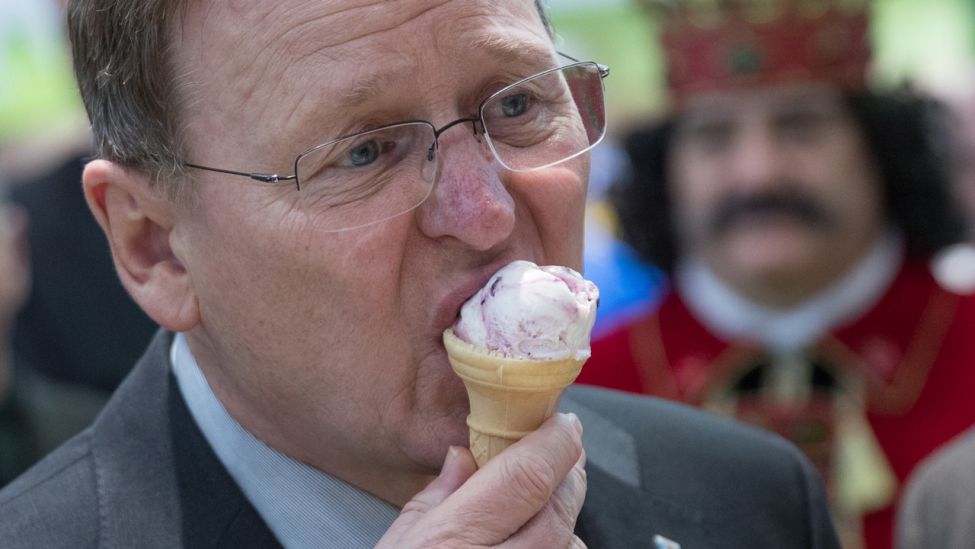 Thüringens Ministerpräsident Bodo Ramelow probiert ein Ziegeneis (Quelle:dpa/ Jörg Carstensen)