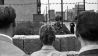 Junge Leute schauen über ein neu gebautes Stück Mauer im Jahr 1961 (Quelle: Stiftung Berliner Mauer/M.-R. Ernst)