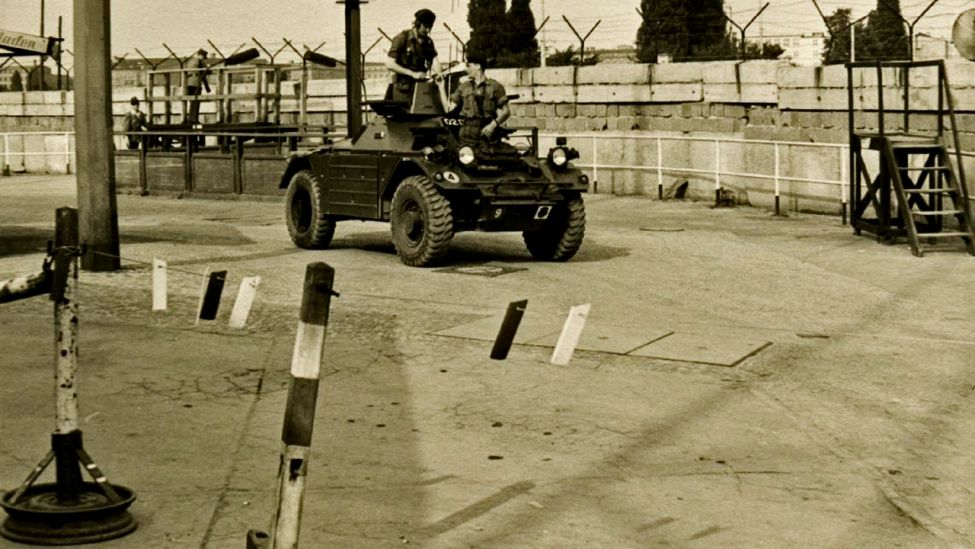 Ein britisches Militärfahrzeug an der Berliner Mauer 1962 (Quelle: Stiftung Berliner Mauer/Lothar Heinze)