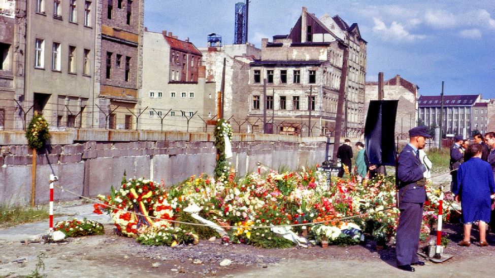Trauerkränze für Peter Fechter an der Berliner Mauer im Jahr 1963 (Quelle: Stiftung Berliner Mauer)