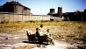 Kinder sitzen auf Sesseln auf einer Brache an der Berliner Mauer im Jahr 1973 (Quelle: Stiftung Berliner Mauer/Wolfgang Schubert)
